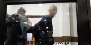 Policja odprowadza podejrzanego o zabójstwo Mateusza G. (fot. Radio Gdańsk/Maria Sowisło)