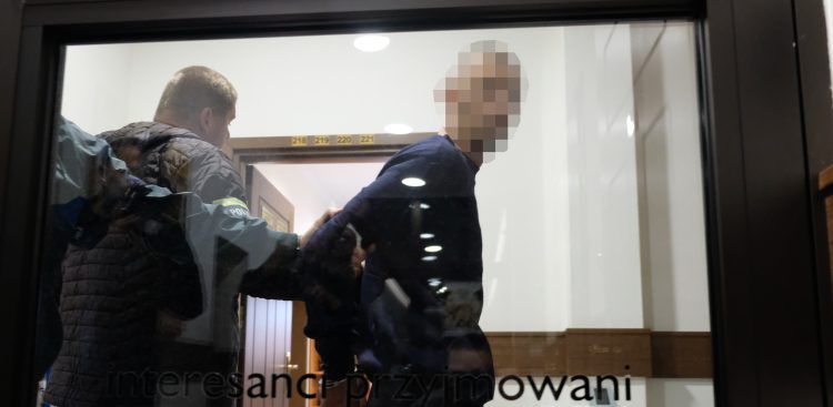 Policja odprowadza podejrzanego o zabójstwo Mateusza G. (fot. Radio Gdańsk/Maria Sowisło)