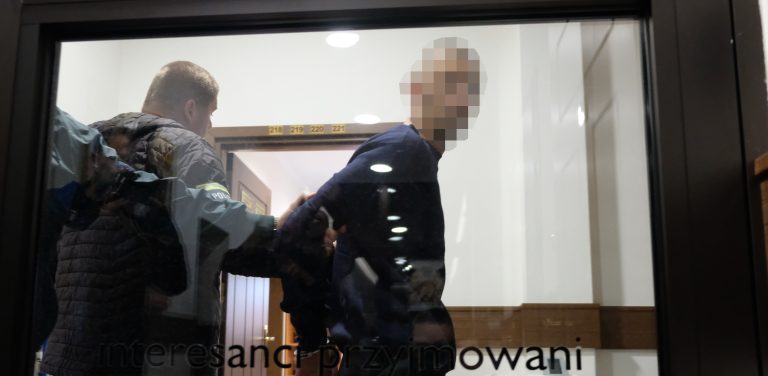 Policja odprowadza podejrzanego o zabójstwo Mateusza G. (fot. Radio Gdańsk/Maria Sowisło)