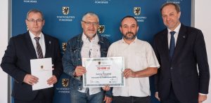 Podpisanie umów w ramach programu Pomorskie dla Działkowców (fot. Facebook/Mieczysław Struk)
