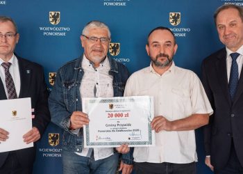 Podpisanie umów w ramach programu Pomorskie dla Działkowców (fot. Facebook/Mieczysław Struk)