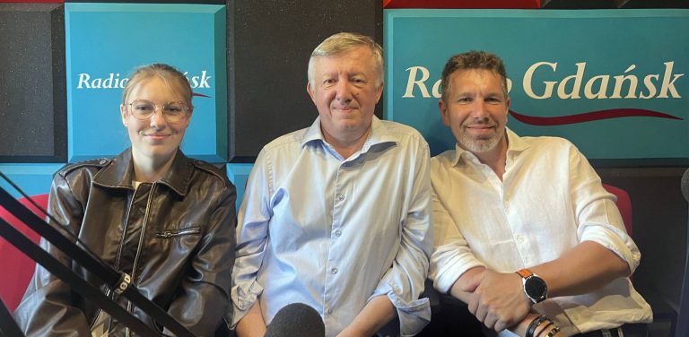 Trzy osoby siedzą obok siebie i uśmiechają się. Na tle widać logo stacji radiowej "Radio Gdańsk". To Aleksandra Kamińska, Marek Haczkowski i Jacek Juncewicz, miłośnicy gry w golfa organizujący pole golfowe w Kwakowie