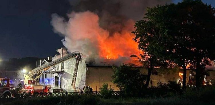 Pożar hali w Starogardzie Gdańskim, 05.06.2026 r. (fot Facebook/Pomorskie998)