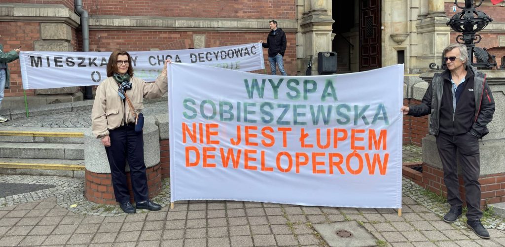 Mieszkańcy Gdańska protestują z transparentem 