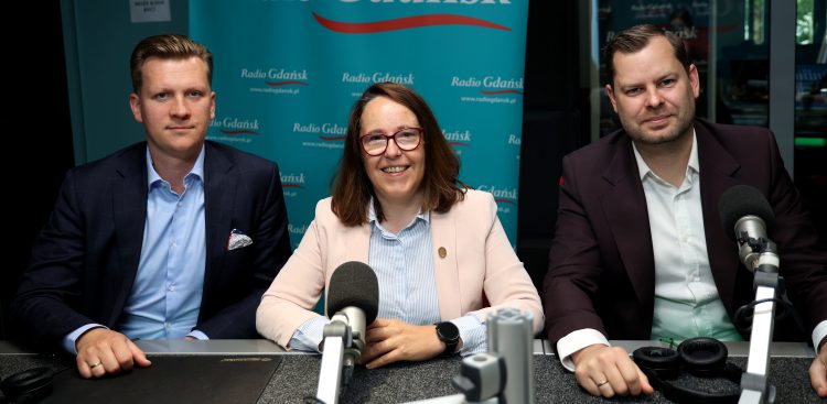 Przemysław Majewski, Kamila Błaszczyk, Maximilian Kieturakis w audycji "Strefa Samorządowa" w studiu Radia Gdańsk