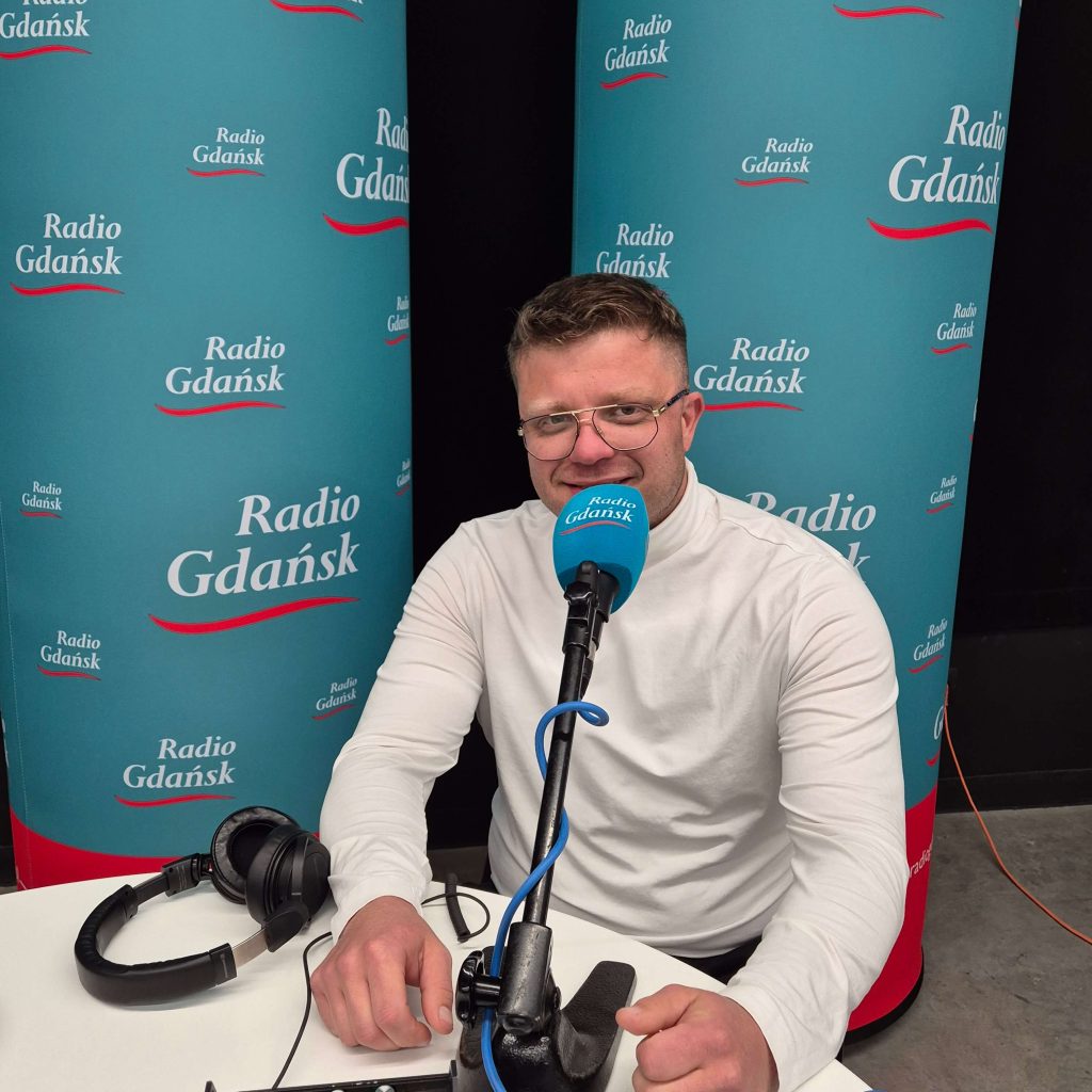 Przemysław Sowiński przed mikrofonem w mobilnym studiu Radia Gdańsk na Dniach Redy 2026