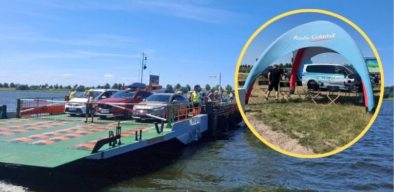 Prom rzeczny przewożący samochody i pasażerów po wodzie w słoneczny dzień. W prawym górnym rogu, w żółtym okręgu, widoczne jest zbliżenie na plenerowe studio Radia Gdańsk pod jasnoniebieskim namiotem rozstawionym na trawiastym brzegu w Mikoszewie