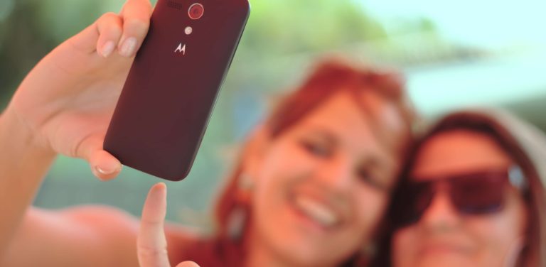 Dwie kobiety robią sobie selfie podczas urlopu
