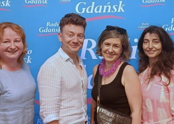Marzena Bakowska oraz Krzysztof Szczepaniak, Aleksandra Głogowska i Iwona Rusek, którzy opowiadają w audycji, jak powstaje słuchowisko