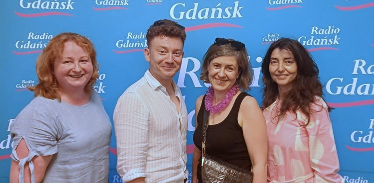 Marzena Bakowska oraz Krzysztof Szczepaniak, Aleksandra Głogowska i Iwona Rusek, którzy opowiadają w audycji, jak powstaje słuchowisko