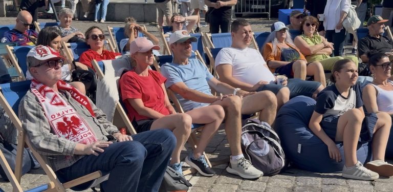 Strefa kibica przed ratuszem w Słupsku. Mieszkańcy kibicują Mai Chwalińskiej (fot. Radio Gdańsk/Łukasz Kosik)