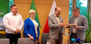 Urzędnicy po podpisaniu umowy na remont świetlicy wiejskiej w Granowie