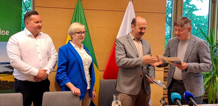Urzędnicy po podpisaniu umowy na remont świetlicy wiejskiej w Granowie