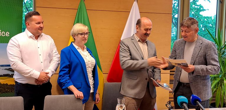 Urzędnicy po podpisaniu umowy na remont świetlicy wiejskiej w Granowie