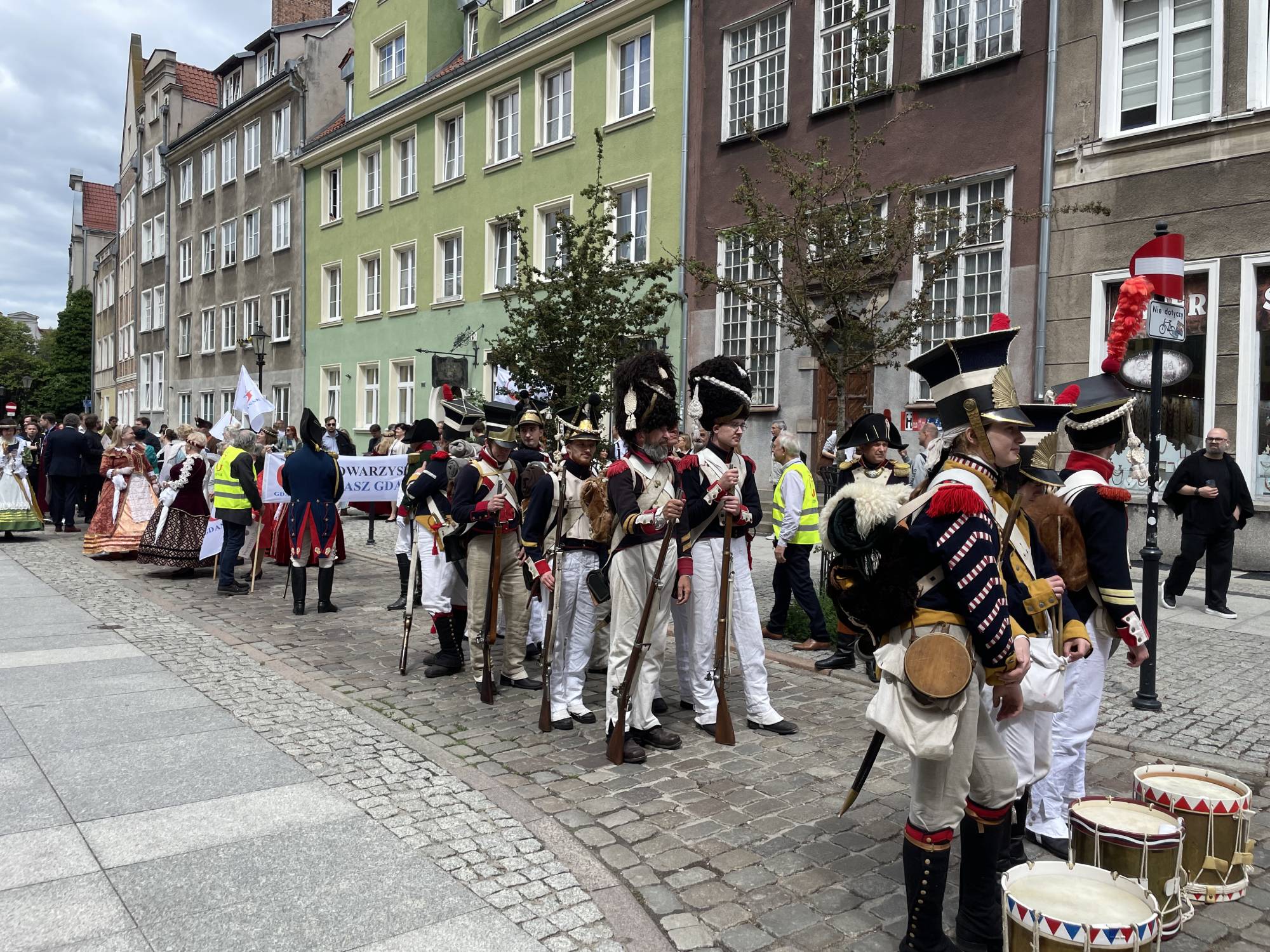 Parada rekonstruktorów historycznych na ulicy Świętego Ducha w Gdańsku, element obchodów święta ulicy