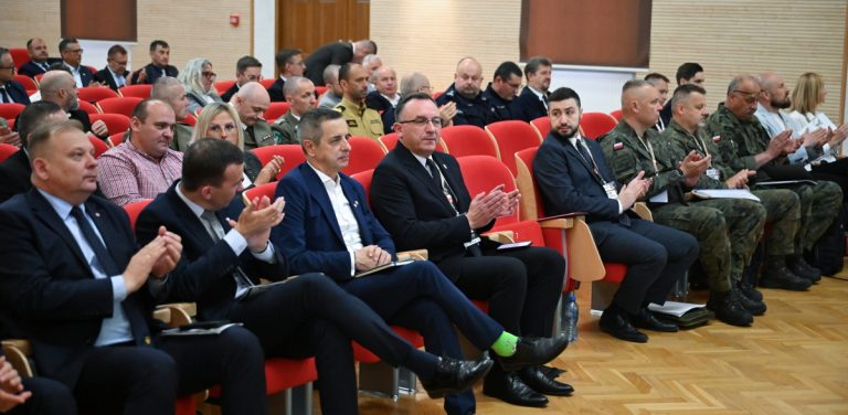 Tarcza Wschód była tematem forum w Elblągu. Na zdjęciu uczestnicy wydarzenia