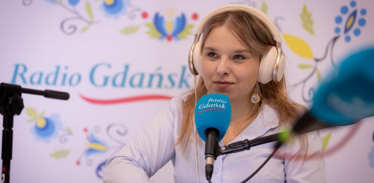 W konkursie nagrodzono Tatianę Slowi. Na zdjęciu nasza dziennikarka w studiu Radia Gdańsk