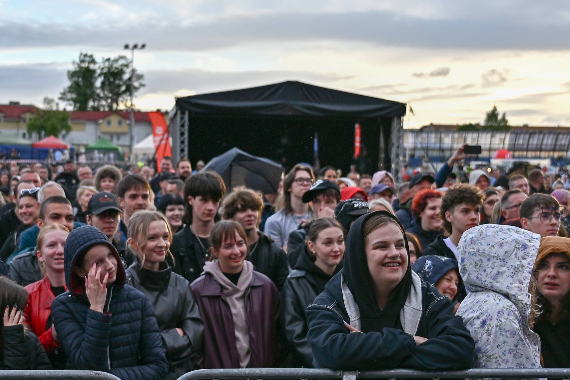 Tłumy przed sceną w czasie Dni Redy 2026. Na pierwszym planie głównie młodzi ludzie
