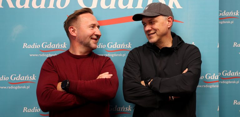 Tomasz Galiński i Arkadiusz Stolarski na tle ścianki Radia Gdańsk