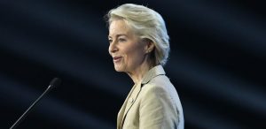 Przewodnicząca Komisji Europejskiej Ursula Von der Leyen przemawia podczas plenarnej sesji otwarcia w Europejskim Centrum Solidarności w Gdańsku
