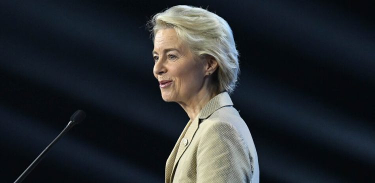 Przewodnicząca Komisji Europejskiej Ursula Von der Leyen przemawia podczas plenarnej sesji otwarcia w Europejskim Centrum Solidarności w Gdańsku