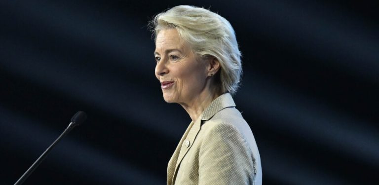Przewodnicząca Komisji Europejskiej Ursula Von der Leyen przemawia podczas plenarnej sesji otwarcia w Europejskim Centrum Solidarności w Gdańsku