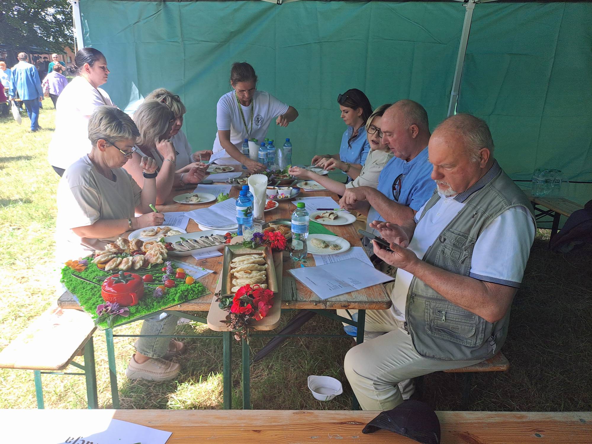 Jury oceniające pierogi podczas Mistrzostw Powiatu Człuchowskiego w Lepieniu Pierogów w Rzewnicy. Degustacja i punktacja konkursowych potraw
