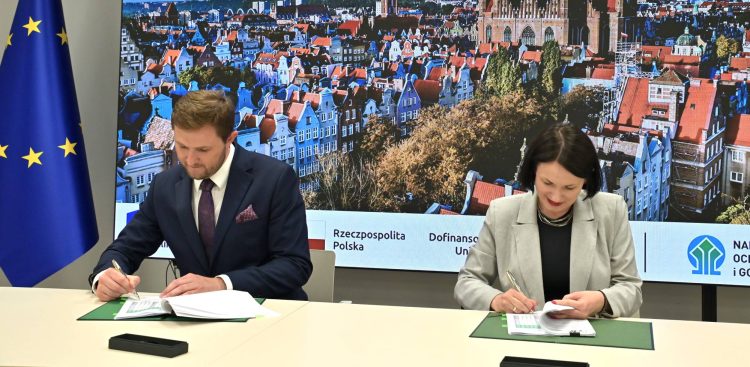 Wiceprezydent Gdańska Piotr Grzelak podczas podpisania umowy w Warszawie na dofinansowanie ochrony przeciwpowodziowej miasta ze środków unijnych (fot. NFOŚiG)