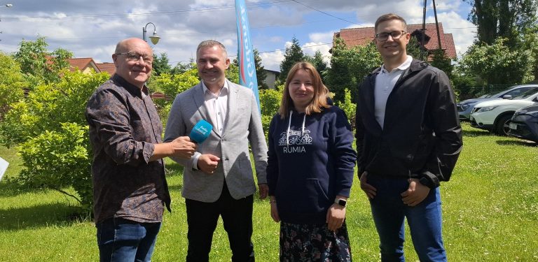 Włodzimierz Raszkiewicz, Michał Pasieczny, Piotr Szymański i Anna Borys przy mobilnym studiu Radia Gdańsk w Rumi
