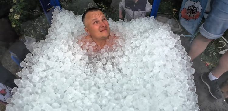 Wojciech Pruński podczas bicia rekordu Guinnessa w skrzyni z lodem
