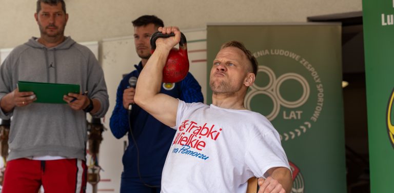 Mężczyzna podczas X Wojewódzkich Igrzysk LZS, który podnosi ciężar