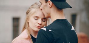 Dwoje przytulających się do siebie nastolatków