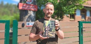 Leśnik Zdobysław Czarnowski prezentuje książkę "Zdobek w Borze" (fot. Radio Gdańsk/Grzegorz Armatowski)