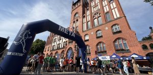 Prawie 100 osób wbiegło na wieżę ratusza w Słupsku (fot. Radio Gdańsk/Łukasz Kosik)