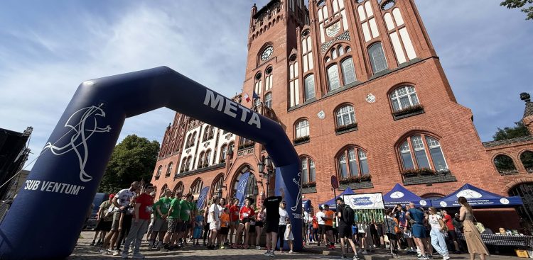 Prawie 100 osób wbiegło na wieżę ratusza w Słupsku (fot. Radio Gdańsk/Łukasz Kosik)
