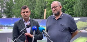 nz. Adam Kopczyński, zastępca burmistrza Chojnic i Jacek Zakrzewski, prezes ChKS Kolejarz Chojnice (fot. Radio Gdańsk/Maria Sowisło)