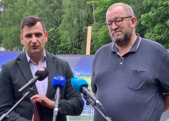 nz. Adam Kopczyński, zastępca burmistrza Chojnic i Jacek Zakrzewski, prezes ChKS Kolejarz Chojnice (fot. Radio Gdańsk/Maria Sowisło)