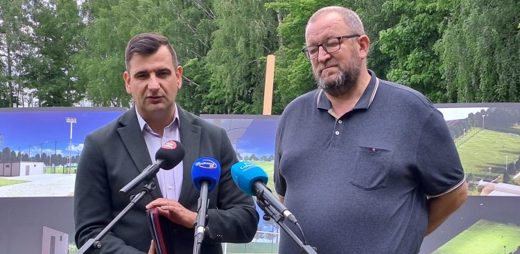 nz. Adam Kopczyński, zastępca burmistrza Chojnic i Jacek Zakrzewski, prezes ChKS Kolejarz Chojnice (fot. Radio Gdańsk/Maria Sowisło)