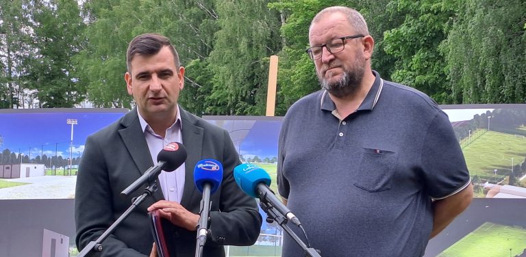 nz. Adam Kopczyński, zastępca burmistrza Chojnic i Jacek Zakrzewski, prezes ChKS Kolejarz Chojnice (fot. Radio Gdańsk/Maria Sowisło)