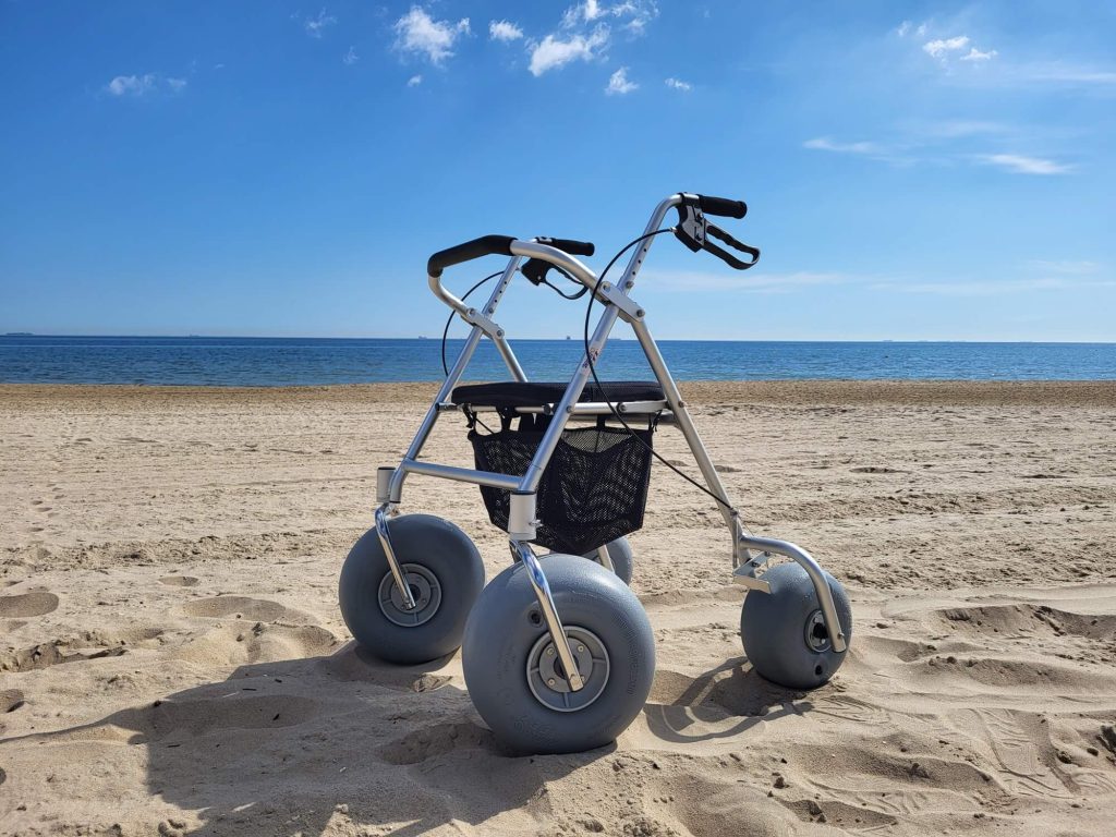 Chodzik na plaży w Sopocie