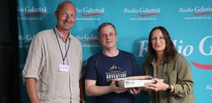 Adam Słomiński od kilku lat pojawia się w naszej rozgłośni pod koniec czerwca, by wręczyć nam urodzinowy prezent (Fot. Radio Gdańsk/Martyna Krawcewicz)