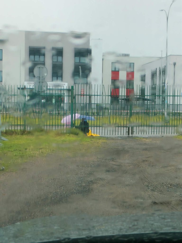 Kilka osób ustawiło się przed bramą już o godzinie 7 rano