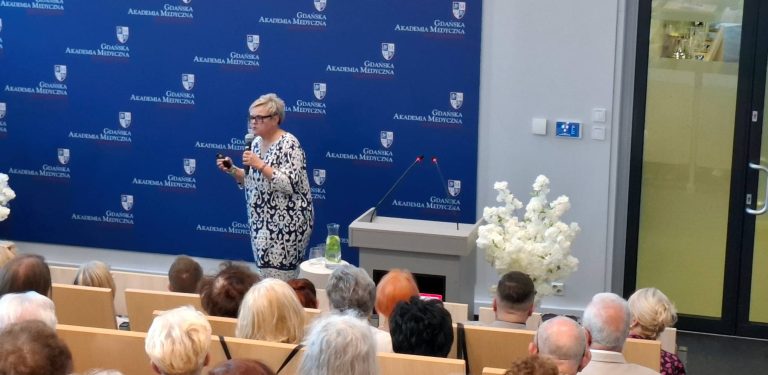 Dr Dagmara Wiewiórkowska-Garczewska prowadzi wykład o geriatrii dla seniorów w auli Gdańskiej Akademii Medycznej Nauk Stosowanych (GAMNS)