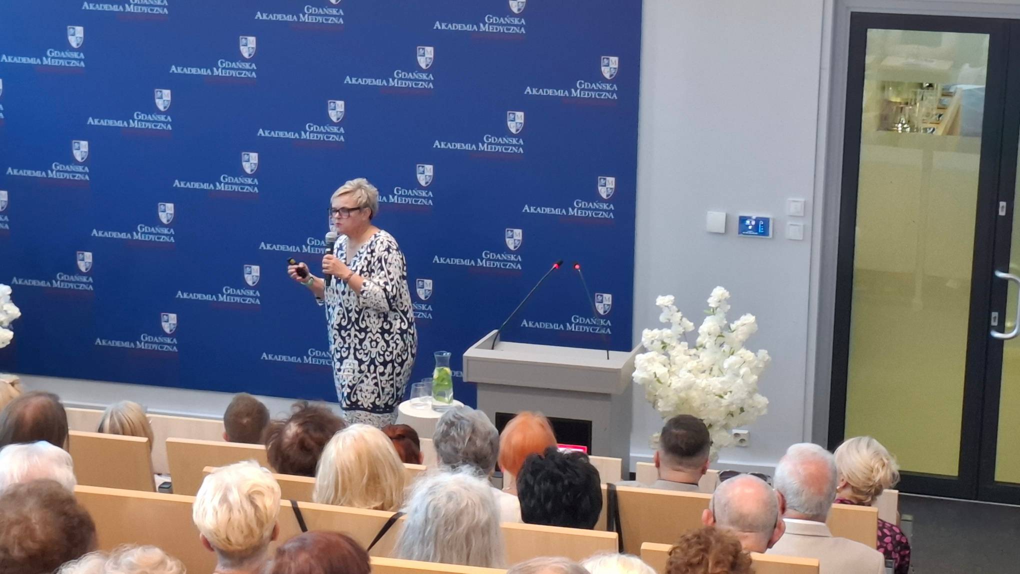 Dr Dagmara Wiewiórkowska-Garczewska prowadzi wykład o geriatrii dla seniorów w auli Gdańskiej Akademii Medycznej Nauk Stosowanych (GAMNS)
