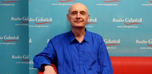 Dr Eryk Ratajski na ściance Radia Gdańsk