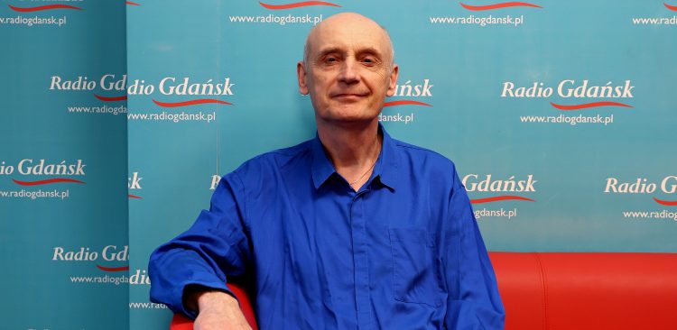 Dr Eryk Ratajski na ściance Radia Gdańsk