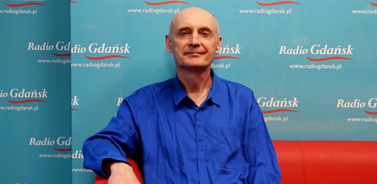 Dr Eryk Ratajski na ściance Radia Gdańsk