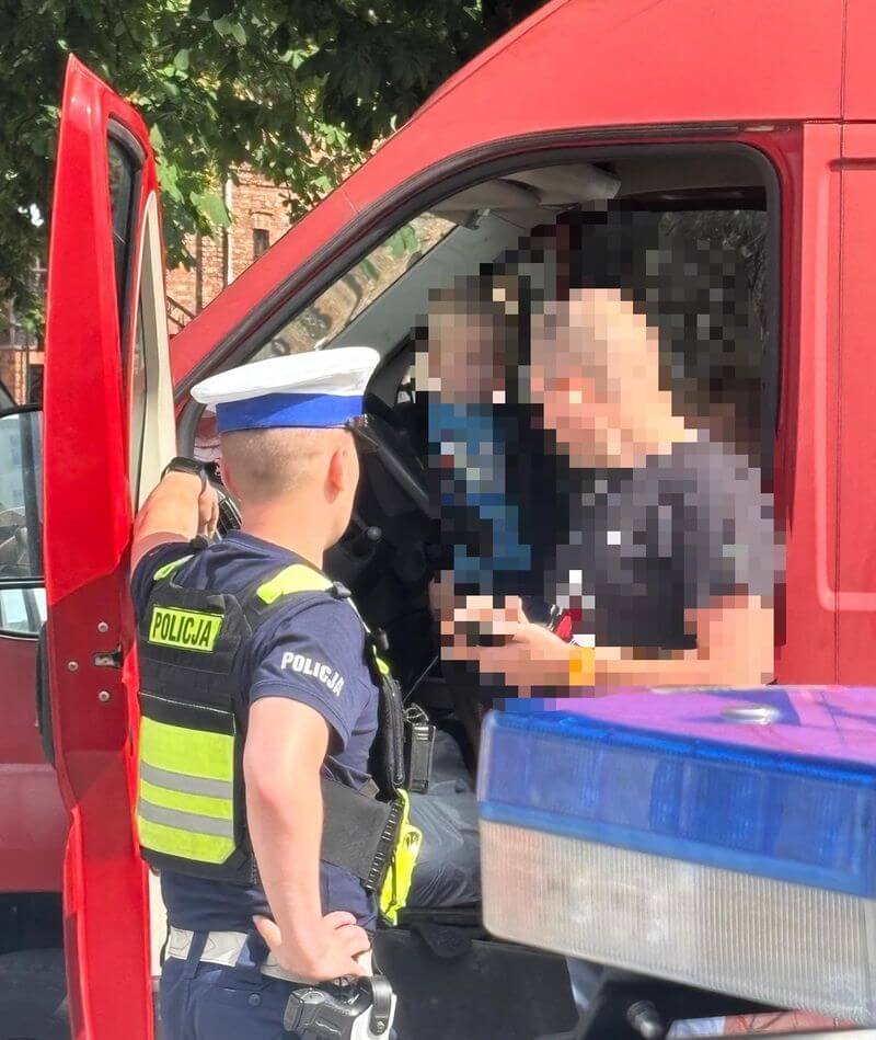 Ojciec dzieci za przewożenie dzieci bez fotelików otrzymał mandat