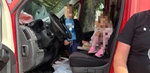 Dzieci w busie. 5-letni chłopiec podróżował na stojąco, 4-latka siedziała na deskach