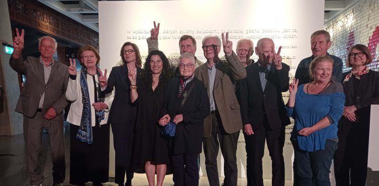 Na zdjęciu m.in. nagrodzeni Odznaką Solidarności i Praw Człowieka ECS  (fot. Radio Gdańsk/Mateusz Czerwiński)